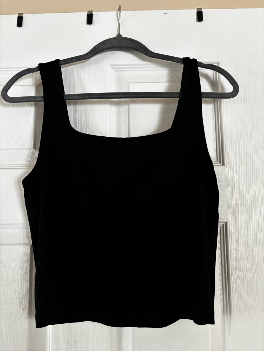 Old Navy Classic Black Scoop Neck Tank Top - Women's